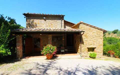 Villa Gioiosa: Fabriek, Lucht, Gebouw, Venster, Eigendom, Bloem, Deur, Boom, Huis, Land Lot