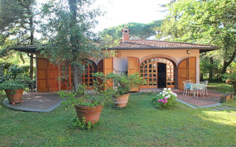 Residenza Marechiaro: Fabriek, Eigendom, Gebouw, Venster, Bloempot, Deur, Bloem, Boom, Huis, Lucht