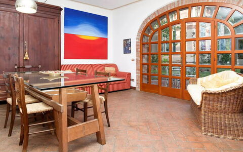 Residenza Marechiaro: Tafel, Meubilair, Gebouw, Hout, Interieur Ontwerp, Venster, Verdieping, Huis, Flooring, Tabel Tennisracket