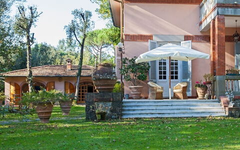 Residenza Marechiaro: Fabriek, Eigendom, Lucht, Boom, Schaduw, Land Lot, Vrije Tijd, Gras, Landschap, Verblijf