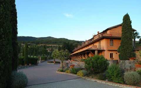 Fattoria Fronzano: Fabriek, Lucht, Gebouw, Eigendom, Venster, Boom, Weg Oppervlak, Berg, Land Lot, Huis