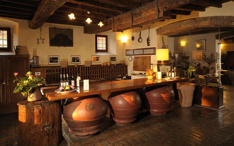 Fattoria Fronzano: Vat, Venster, Barware, Interieur Ontwerp, Hout, Kamerplant, Fles, Gebouw, Fotolijst