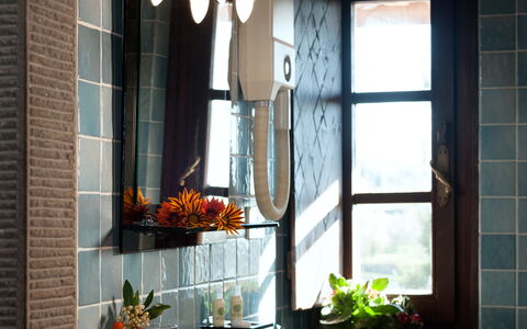 Fattoria Fronzano: Eigendom, Gebouw, Venster, Loodgieterswerkinrichting, Wit, Fabriek, Interieur Ontwerp, Badkamer, Verlichting