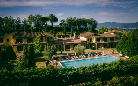 Fattoria Fronzano: Wolk, Lucht, Fabriek, Water, Gebouw, Groen, Boom, Zwembad, Zwemwater, Land Lot