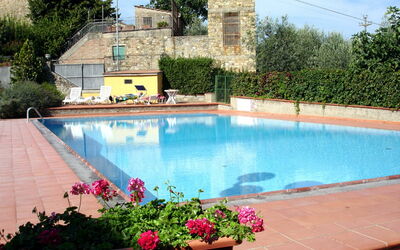 La Pieve Di San Donato: Zwembad, Eigendom, Onroerend Goed, Muur, Huis, Gebouw, Vakantie, Woongebied, Lucht, Backyard