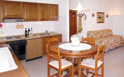 La Pieve Trilo: Meubilair, Kamer, Eigendom, Keuken, Countertop, Gebouw, Cabinetry, Interieur Ontwerp, Verdieping, Huis