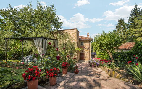 Torre del Cielo: Eigendom, Tuin, Huis, Onroerend Goed, Huis, Werf, Plantkunde, Woongebied, Gebouw, Bloem