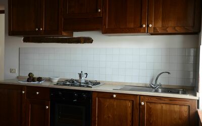 Borgo: Countertop, Cabinetry, Keuken, Kamer, Meubilair, Eigendom, Wastafel, Tegel, Verlichting, Beits