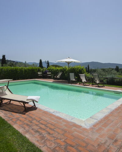 Villa Il Sasso: Zwembad, Eigendom, Gras, Backyard, Landgoed, Onroerend Goed, Huis, Vrije Tijd, Ligstoel, Werf