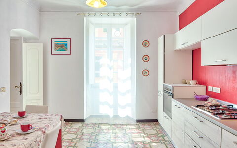 Via Dante Vacanze - Levanto: Kamer, Eigendom, Interieur Ontwerp, Verdieping, Roze, Meubilair, Gebouw, Tegel, Muur, Plafond