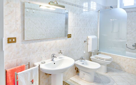 Via Dante Vacanze - Levanto: Badkamer, Eigendom, Kamer, Tegel, Kraan, Interieur Ontwerp, Muur, Verdieping, Architectuur, Loodgieterswerkinrichting