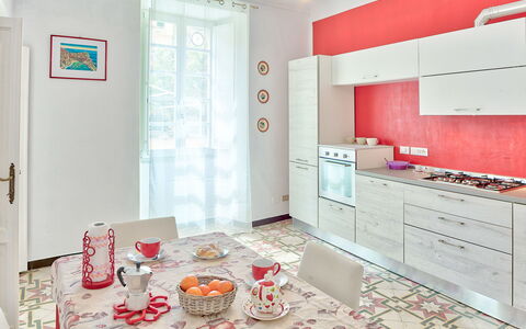 Via Dante Vacanze - Levanto: Kamer, Eigendom, Interieur Ontwerp, Meubilair, Keuken, Roze, Cabinetry, Gebouw, Verdieping, Tegel