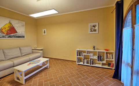 Casa Rossa: Eigendom, Fotolijst, Hout, Bankstel, Interieur Ontwerp, Flooring, Verdieping, Slaapbank, Woonkamer, Onroerend Goed