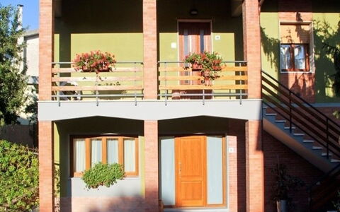 Gli Appartamenti Di Manuela: Huis, Eigendom, Gebouw, Huis, Veranda, Architectuur, Facade, Onroerend Goed, Woongebied, Dak