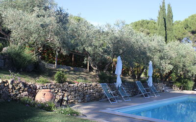 Gli Appartamenti Di Manuela: Zwembad, Schaduw, Toevlucht, Backyard, Hacienda, Landscaping, Eco Hotel, Villa, Buitenmeubels, Boerderij