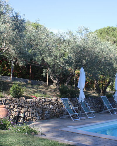 Gli Appartamenti Di Manuela: Zwembad, Schaduw, Toevlucht, Backyard, Hacienda, Landscaping, Eco Hotel, Villa, Buitenmeubels, Boerderij