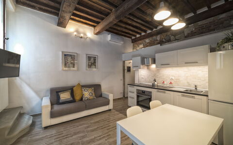 Guelfa House: Eigendom, Kamer, Interieur Ontwerp, Gebouw, Plafond, Huis, Zolder, Meubilair, Architectuur, Woonkamer