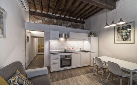 Guelfa House: Eigendom, Kamer, Gebouw, Interieur Ontwerp, Meubilair, Huis, Plafond, Onroerend Goed, Verdieping, Zolder