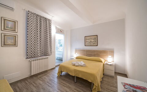 Guelfa House: Slaapkamer, Kamer, Meubilair, Eigendom, Bed, Interieur Ontwerp, Bed Frame, Verdieping, Geel, Onroerend Goed