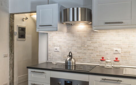 Guelfa House: Countertop, Cabinetry, Kamer, Keuken, Meubilair, Eigendom, Gebouw, Interieur Ontwerp, Plafond, Verdieping