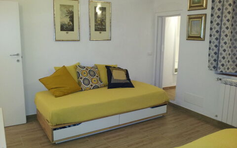 Guelfa House: Meubilair, Kamer, Eigendom, Bed, Slaapkamer, Geel, Verdieping, Interieur Ontwerp, Muur, Bed Frame