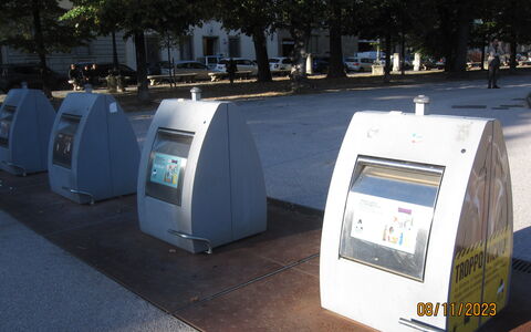 Guelfa House: Motorvoertuig, Boom, Gas, Tinten En Schaduwen, Machine, Stad, Evenement, Asfalt