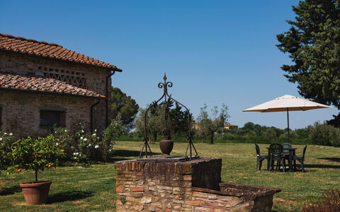 Pozzo Dei Desideri: Fabriek, Lucht, Eigendom, Venster, Gebouw, Land Lot, Boom, Gras, Schaduw, Landschap