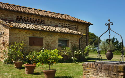 Pozzo Dei Desideri: Fabriek, Lucht, Gebouw, Eigendom, Venster, Bloempot, Land Lot, Straatlantaarn, Huis, Gras