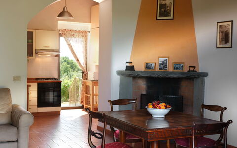 Pozzo Dei Desideri: Tafel, Meubilair, Eigendom, Stoel, Hout, Interieur Ontwerp, Woonkamer, Verlichting, Verdieping, Fotolijst