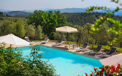 Pozzo Dei Desideri: Water, Fabriek, Lucht, Eigendom, Zwembad, Natuur, Boom, Azure, Plantkunde, Natuurlijk Landschap