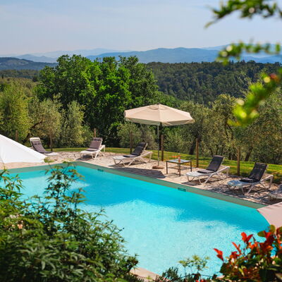 Pozzo Dei Desideri: Water, Fabriek, Lucht, Eigendom, Zwembad, Natuur, Boom, Azure, Plantkunde, Natuurlijk Landschap