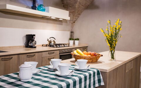 Appartamento La Corte: Tableware, Tafel, Eigendom, Meubilair, Dishware, Fabriek, Bloem, Groen, Gebouw, Interieur Ontwerp