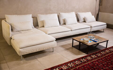 Appartamento La Corte: Bankstel, Meubilair, Rechthoek, Hout, Interieur Ontwerp, Woonkamer, Flooring, Slaapbank, Verdieping, Tafel