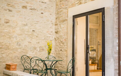 Appartamento La Corte: Gebouw, Fabriek, Deur, Venster, Hout, Steen, Huis, Weg Oppervlak, Bloempot, Metselwerk