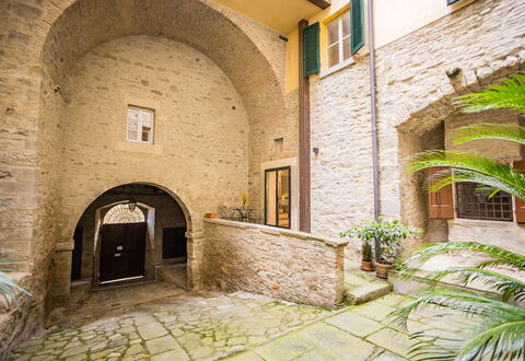 Appartamento La Corte: Fabriek, Groen, Gebouw, Steen, Venster, Deur, Onroerend Goed, Plantendiversiteit, Facade, Metselwerk