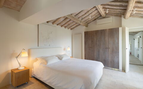 Tenuta Pomona: Bed, Meubilair, Slaapkamer, Muur, Interieur Ontwerp, Bedding, Laken, Hout, Verdieping, Flooring