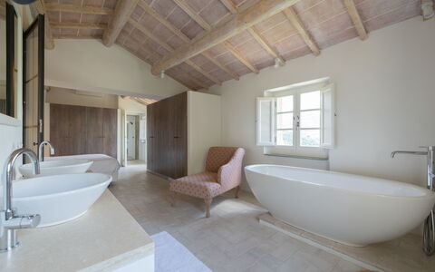 Tenuta Pomona: Badkamer, Loodgieterswerkinrichting, Interieur Ontwerp, Flooring, Muur, Bad, Verdieping, Plafond, Kraan, Loodgieter