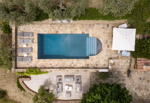 Tenuta Pomona: Zwembad, Buitenmeubels, Samengesteld Materiaal, Toevlucht, Flagstone, Stoel, Schaduw, Waterpartij, Ligstoel, Ontwerp