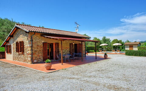 Cuccardino: Lucht, Wolk, Fabriek, Venster, Boom, Land Lot, Deur, Gebouw, Huis, Schaduw