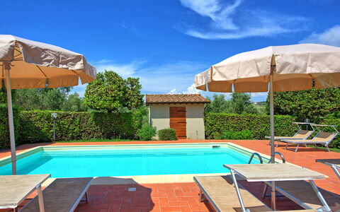 Cuccardino: Wolk, Eigendom, Lucht, Zwembad, Fabriek, Water, Azure, Schaduw, Buitenmeubels, Boom