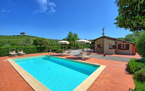 Cuccardino: Water, Fabriek, Lucht, Eigendom, Gebouw, Zwembad, Natuur, Azure, Boom, Schaduw