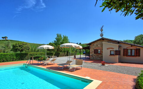 Cuccardino: Water, Fabriek, Lucht, Gebouw, Zwembad, Boom, Schaduw, Architectuur, Venster, Buitenmeubels