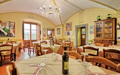 Montegufoni: Restaurant, Kamer, Eigendom, Eetkamer, Gebouw, Interieur Ontwerp, Onroerend Goed, Tafel, Meubilair, Bedrijf