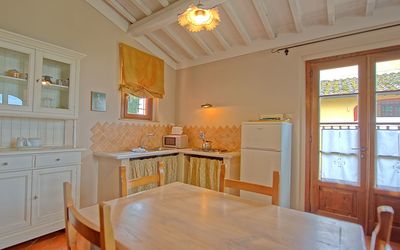 Tiglio: Kamer, Eigendom, Meubilair, Countertop, Verdieping, Gebouw, Plafond, Cabinetry, Keuken, Houten Vloer