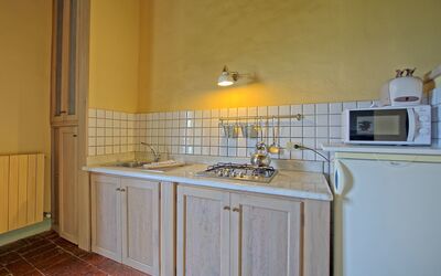 Tettoia: Eigendom, Kamer, Keuken, Countertop, Cabinetry, Meubilair, Geel, Tegel, Gebouw, Huis