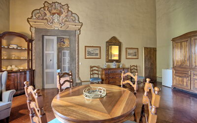 Montegufoni 7: Fotolijst, Meubilair, Tafel, Bankstel, Stoel, Interieur Ontwerp, Hout, Gebouw, Woonkamer, Verdieping