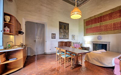 Fattoressa: Tafel, Meubilair, Eigendom, Hout, Fotolijst, Verlichting, Interieur Ontwerp, Stoel, Architectuur, Woonkamer