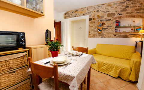 La Piccola Margherita: Kamer, Meubilair, Eigendom, Woonkamer, Interieur Ontwerp, Geel, Gebouw, Tafel, Onroerend Goed, Huis