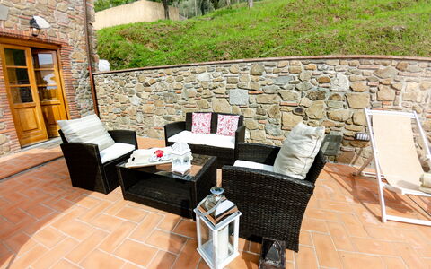 Alla Piazzetta: Eigendom, Muur, Kamer, Meubilair, Steen, Gebouw, Huis, Onroerend Goed, Patio, Verdieping