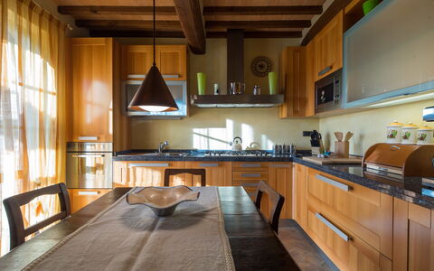 Appartamento Il Nido Di Giulia: Kamer, Eigendom, Gebouw, Countertop, Meubilair, Keuken, Interieur Ontwerp, Huis, Cabinetry, Onroerend Goed